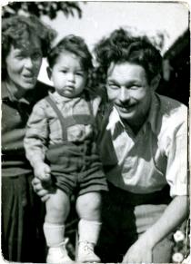 Menczel János elsõ feleségével és fiával