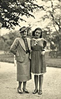 Vince Jánosné édesanyjával