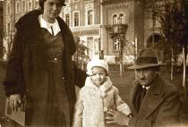 Lóránt Istvánné kislányként apjával és nagynénjével