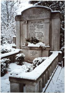 A családi sírbolt a pécsi zsidó temetõben