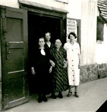 Grün Ignácné édesanyjával és két lánytestvérével