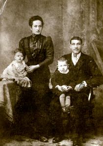 F. Ignácné gyermekkorában, szüleivel és testvérével