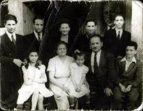 E. Vilmos családja körében