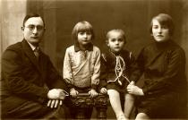 Danuta Mniewska with her sister Helena Tenenbaum and their parents