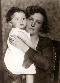 Estera Migdalska with her mother Sara Dajbog