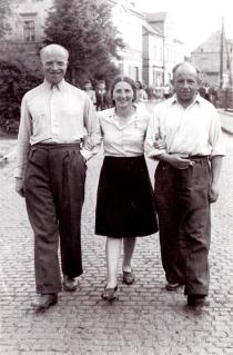 Gustawa Birencwajg with her husband and Mr. Geller