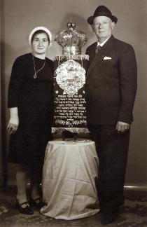 Henryk Prajs and his uncle's wife with the Torah from Gora Kalwaria