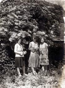 Salomea Gemrot with her Polish friends from Przybyszowka
