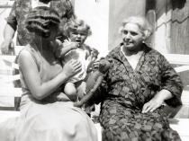 Trude Scheuer mit ihrer Mutter Rosa und Großmutter Juli Barchelis
