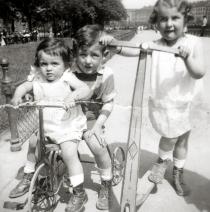 Trude Scheuer mit ihrem Cousin Kurt und ihrer Freundin Susi n Wien