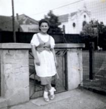 Hilda Neumannová a Flenger Nõi Ipariskola teniszpályáján