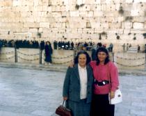 Hilda Neumannová és lánya a Jeruzsálemi Templom nyugati fala elõtt