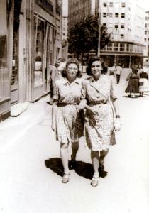 Magdalena Grossberger with her friend Eva Braun
